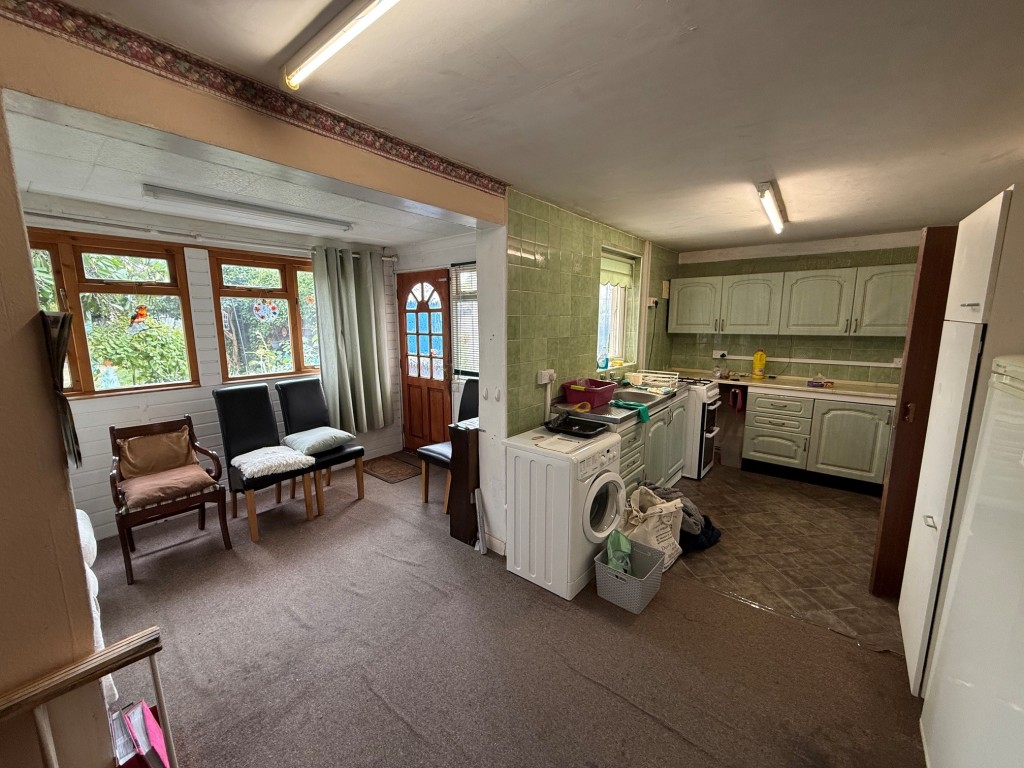 Lot: 84 - SEMI-DETACHED HOUSE FOR IMPROVEMENT - Kitchen and Dining area and the rear extension
